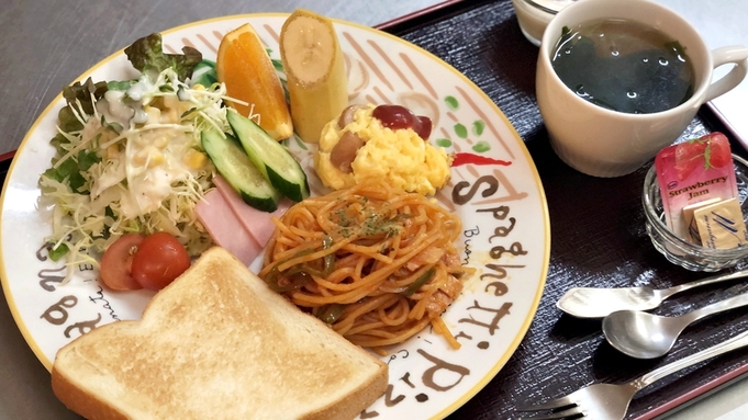 朝日の差し込む食堂でゆっくりとご朝食を。和食と洋食を日替わりでご用意します【朝食付プラン】
